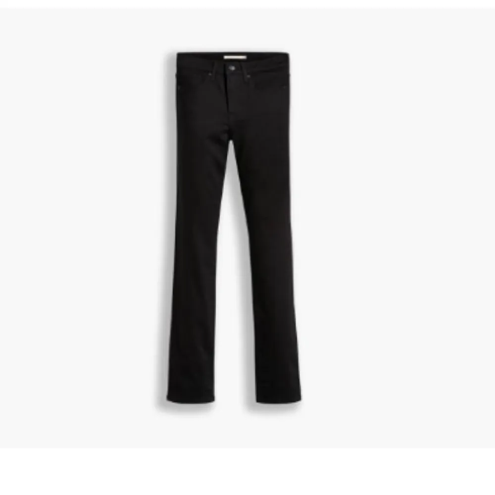 Säljer dessa jättesköna levi’s jeans. De är i nytt skick!. Jeans & Byxor.