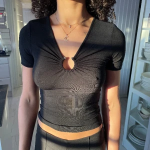 Cute T-shirt  - T-shirt med silver detalj från BikBok. Strl XS. Aldrig använd (prislapp finns) 