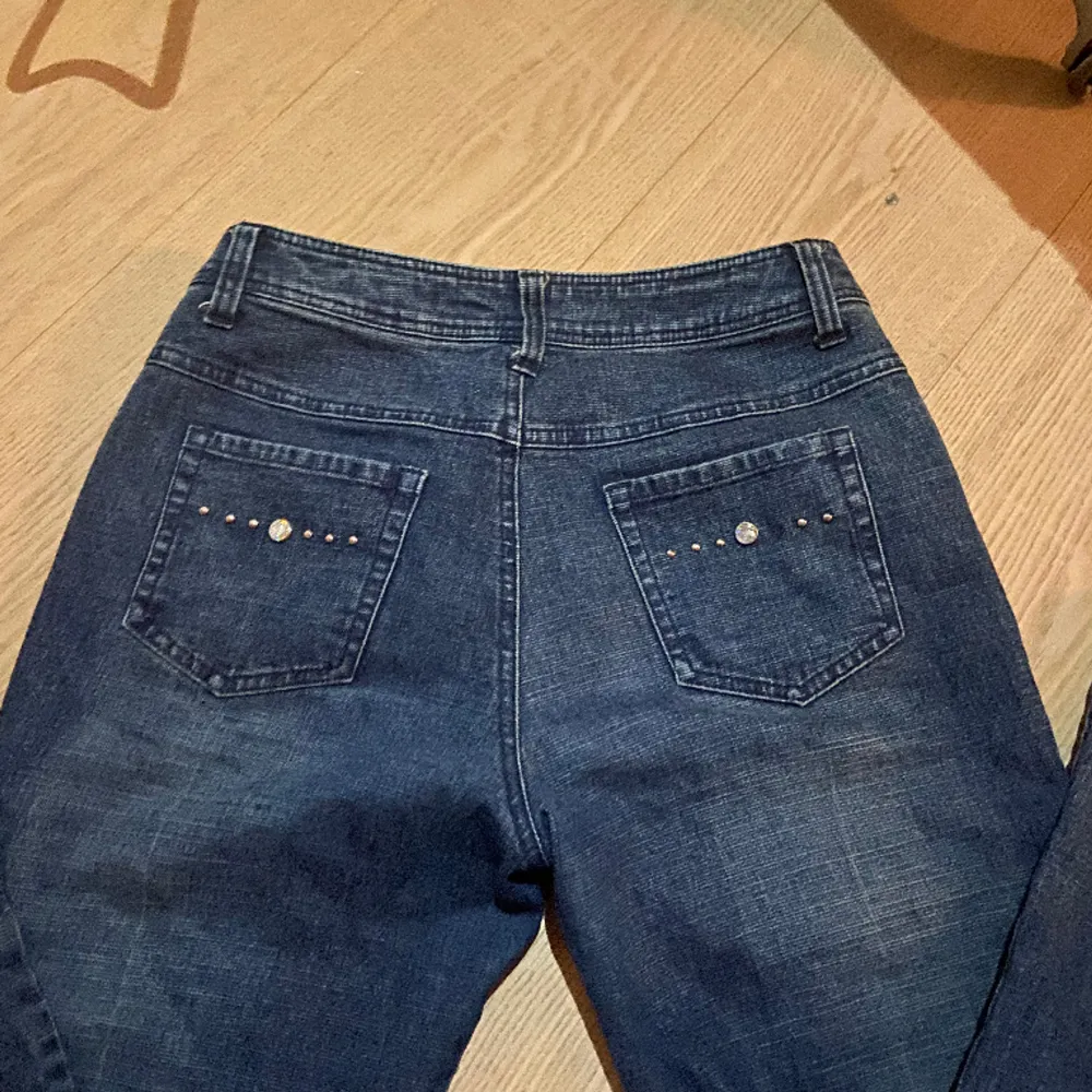 Snygga jeans som tyvärr inte passar mig längre, de var köpta orginelt på Beyond Retro men är i suveränt skick! Lågmidjade och fantastisk flare med superfina diamanter. . Jeans & Byxor.