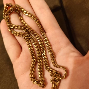 Lång kraftig kedja i guldfärg möjligen silver halsband - Lång kraftig kedja i guldfärg möjligen silver, eller rostfritt stål. 