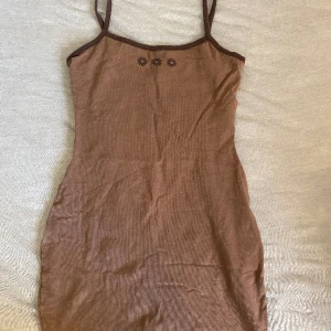 Brun tajt klänning - Säljer denna jättegulliga tajta bruna klänning då den inte används längre. Passande till sommaren och jätteskönt material. Bra skick då den inte använts mycket💓