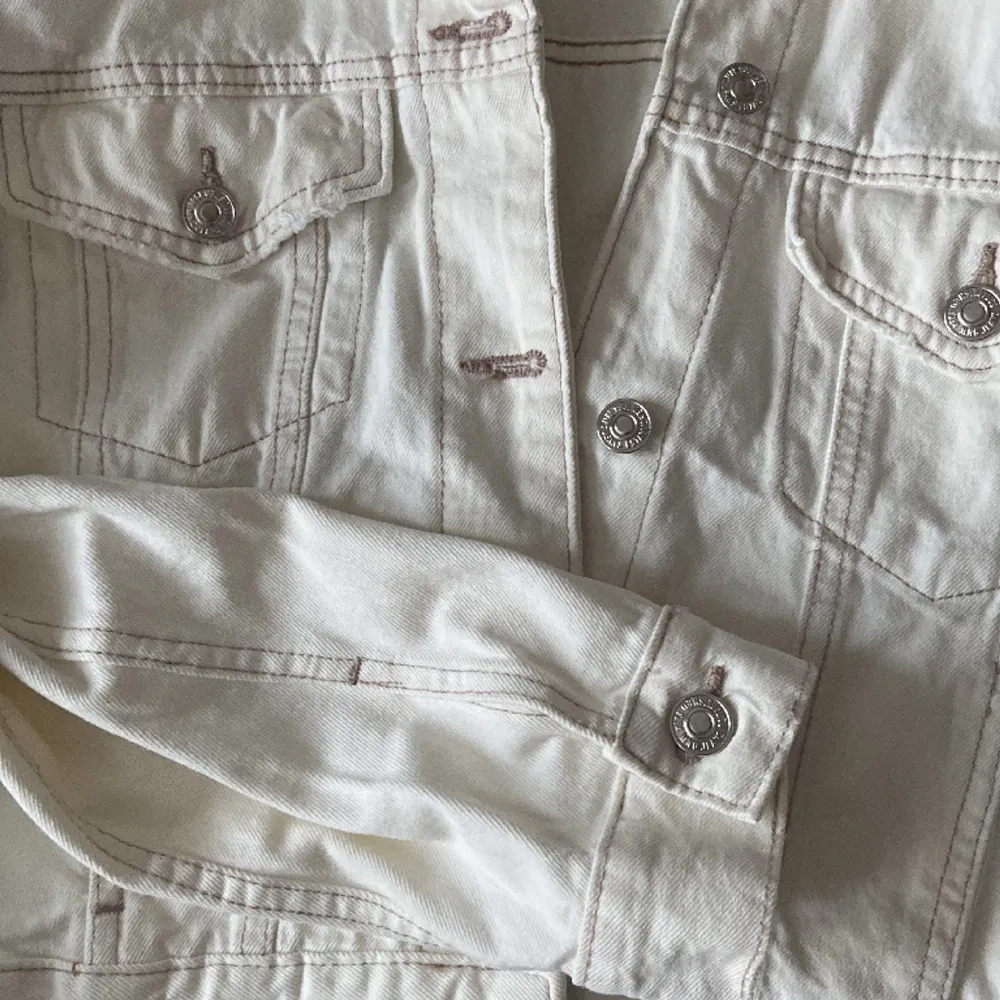 vit jeans jacka som sällan blivit använd! pris går alltid att diskutera. Jackor.