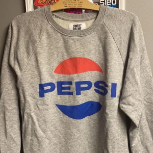 Sweatshirt  - Sweatshirt från sweet sktbs, använd men fint skick. 