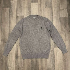 Yves Saint Laurent långärmad - Säljer min Yves Saint Laurent långarmäd tröja. Vet inte exakt vad för material men den är rätt tunn och lös. Skit snygg passform och ser bra ut. Använd kanske två gånger inget mer. Passar unisex. Skriv vid funderingar!😄