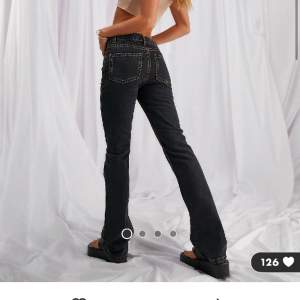 snygga low waist svarta flare jeans från asos 🌟