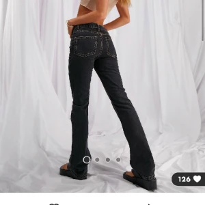 Bootcut / flare jeans  - snygga low waist svarta flare jeans från asos 🌟