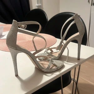glittriga klackskor - säljer mina balskor, använda 1 gång  högklackade ❤️