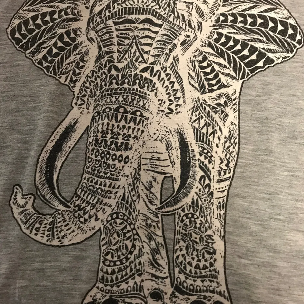Grå T shirt med elefant. Ren och hel, storlek 3XL. T-shirts.