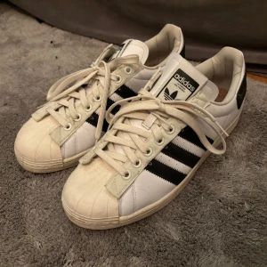 Adidas Originals Parley Superstar Sneakers - Ett par unika Adidas Parley superstars som har varit använda ett par gånger men är i god skick. Som  har även Boost dämpning. Om du har mer frågor är det bara att meddela mig.
