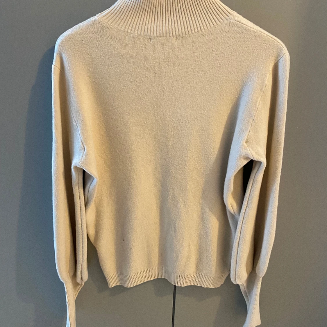 Stickad beige tröja - 90