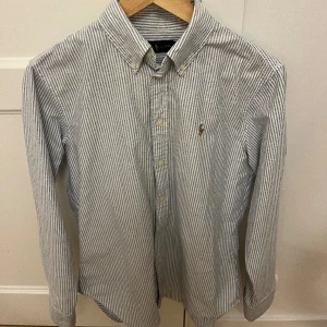 Ralp Lauren skjorta  - Säljer denna Ralph Lauren oxfordskjortan i storlek S. Skjortan är knappt använd och har därför inga defekter. Skriv i pm vid frågor eller funderingar!