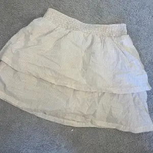 En beige vit randig kjol, bra skick || passar mig som är oftast en S och är 172!!  Säljer för den får ingen användning || Pris kan diskuteras och kan skicka fler bilder om du är intresserad ❤️‍🔥