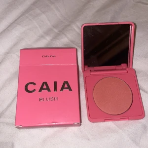 Oanvänd blush caia - Oanvänd matt blush från Caia i färgen Cake Pop. Tyvärr inte kommit till användning. Frakt tillkommer