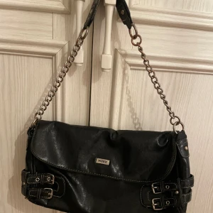 Väska - Väska köpt från beyond retro! Fint skick förutom att den rostat lite. 