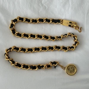 Vintage skärp - Skärp med tyngd och otrolig kvalitet. Använt & har en del tecken på användning men inget som påverkar negativt. Lyxig och supersvår att få tag på denna modell