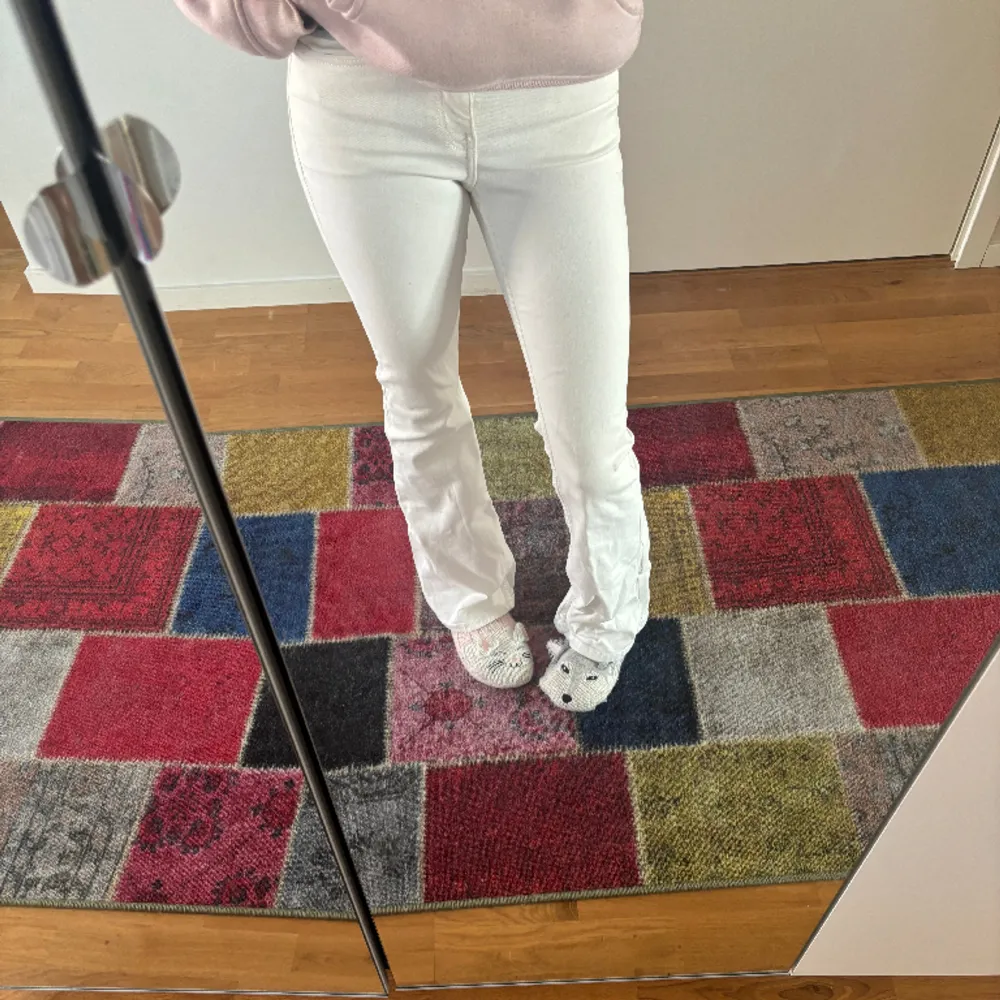 Super söta vita bootcut jeans med en low/mid midja. Sitter bra på mig som är 172❤️Säljs pga att dem inte kommer till användning😊. Jeans & Byxor.