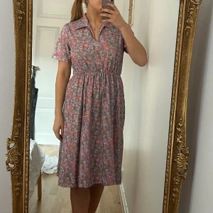 Vintage klänning - Blommig vintageklänning köpt på beyond retro. Storlek uppskattas till S /M