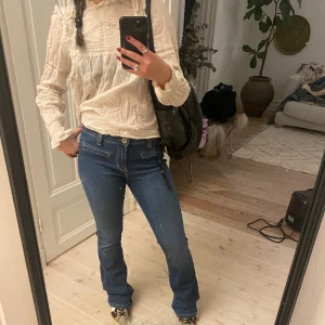 Jeans-långärmad blus - Coola jeans från denim studio i storlek 26. Nypris 1799:-  Nupris 200:-  Jätte fin blus från neo noir i storlek 34. Nupris 300:-