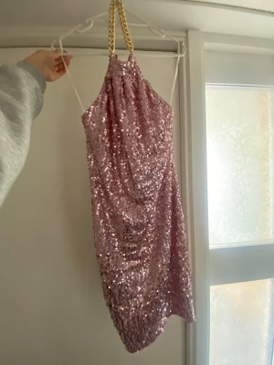 Rosa kortklänning  - Superfin rosa kortklänning täckt av paljetter. Klänningen har halterneck-modell. Har aldrig kommit till användning! Funkar som Xs/S och M. Pris kan diskuteras!! Postar samma dag köp genomförs!💗