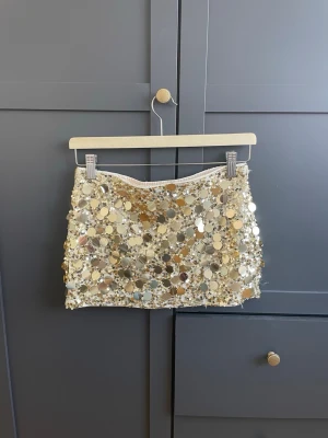 Snygg paljettkjol - xs - Jättesnygg paljettkjol!! Aldrig använd, är som ny. Har inbyggda short 💕💕