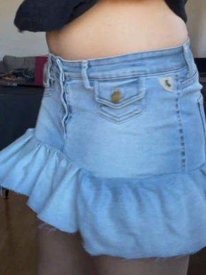 Jeanskjol - Omsydda jeans till jeanskjol. Nypris jeansen:1300 därför priset på kjolen. Storlek S/M men stretchigt material.