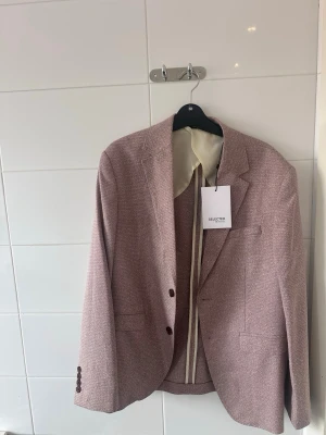 Ljusrosa kavaj från Selected Homme - Stilren ljusrosa kavaj från Selected Homme med klassisk passform, helt ny storlek 48