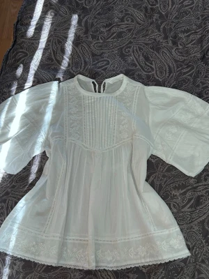 Vit blus med broderi - Puffiga ärmar | passar S-M