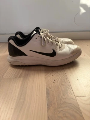 Golf skor - Golf skor från Nike. Bra kvalité använda en sommar. Hör av dig vid fler frågor.