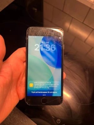 iPhone SE 64GB svart - iPhone SE 2020 64GB säljes. Telefonen fungerar bra utan problem. Mindre spricka på baksidan som inte påverkar funktionen. Batterihälsa på cirka 80%. Perfekt som extratelefon eller för vardagsanvändning.