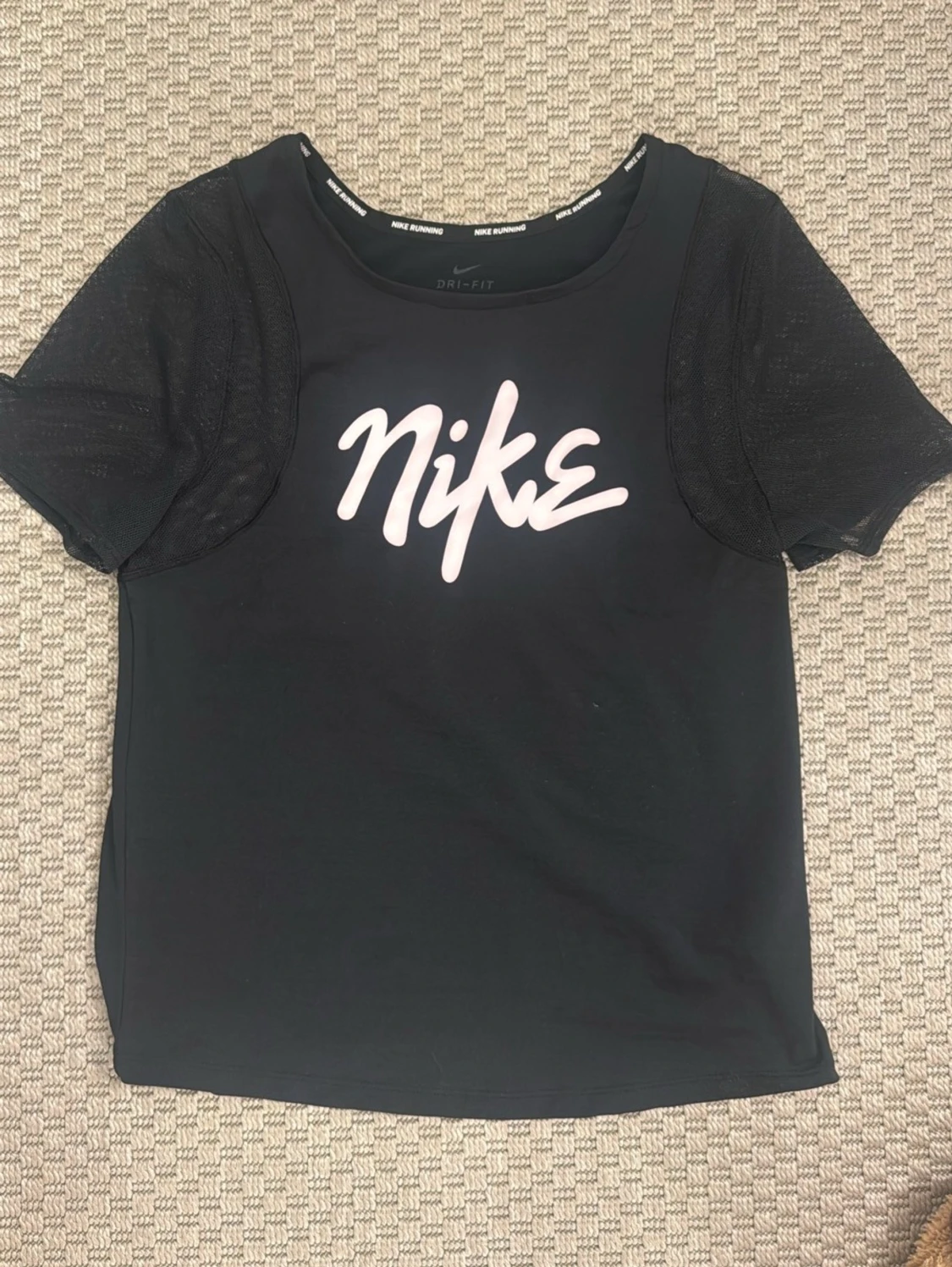 Svart Nike t-shirt med meshärmar