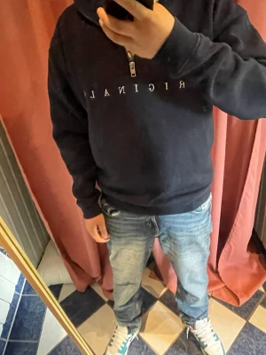 Mörkblå halfzip hoodie Originals Jack and jones  - Säljer en mörkblå hoodie från Jack and jones helt ny har använt några få gånger!!