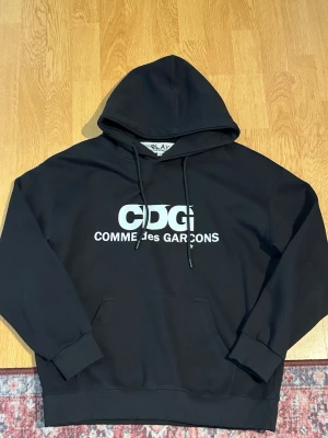 CDG hoodie  -  Säljer nu denna riktigt sköna CDG hoodien som är aldrig använd och är i storlek S. Den är perfekt för en sommar kväll. Kom gärna med prisförslag🤝