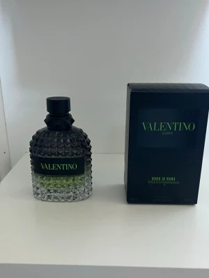 Valentino Uomo Born In Roma Green - Parfymen Valentino Uomo Born In Roma Green Stravaganza. Köpte för 1300kr. Har runt 65-70 ml kvar i en 100 ml flaska. 