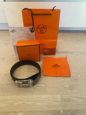 Svart Herme-s bälte HELT NY - Hej! Säljer ett helt ny fett svart Herme-s bälte.                   Med box, kort och påsar.                                                        Som sagt helt ny och den är 110cm.                                     Priset kan diskuteras och jag skickar inom 24tim 💨☺️