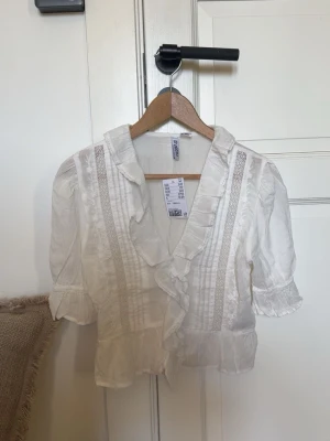 Blus hm - En fin blus ifrån hm, den är helt ny med prislapp och har inga defekter. Fick den i present men passar inte mig och är därför jag säljer den🥰