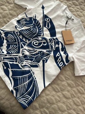 Burberry T shirt - Nytt skick, väldigt snyggt burberry t shirt, nästan  aldrig setts förut . Perfekt för sommaren
