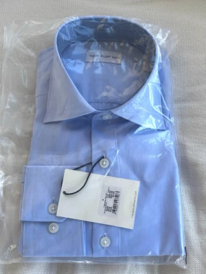 These glory days skjorta - Kavaj/ en lite finare skjorta från These glory days. Skjortan är helt ny och tag sitter på när man köper. Aldrig använd skjorta.   #brioni #loropiana #stenströms #ralphlauren #oscarjacobsson #roseandborn 