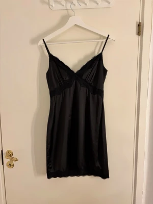 Svart cocktail klänning - Svart cocktail inspirerad klänning i satin med spets detaljer, använd vid ett par få tillfällen 💋
