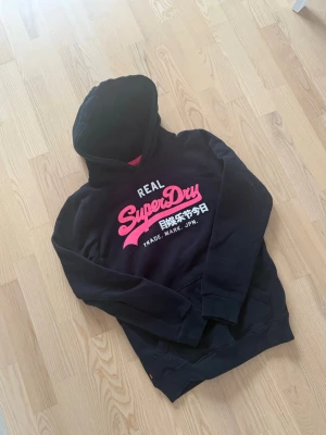 Superdry hoodie - Säljer en riktigt fin superdry hoodie i storlek m men passar bäst folk i s. Den är i jättebra skick helt utan skavanker. Vid frågor om tröjan så är det bara att fråga🙂💛