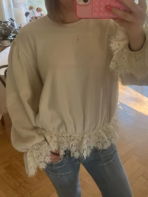 Beige sweatshirt med spetsdetaljer - Säljer denna tjocktröja i nyskick. Kontakta vid frågor eller intresse❣️