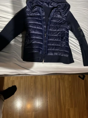 Monclair cardigan  med hodie  - Har orginela tagen man får när man köper och man kan skana badger på armen altså nfc o komma till monclair vebsidan säljer denna produkt för att den inte var i min passform och kanske nån annan den passar:) har atektation skit som jag valde o ta av :) pris går att diskutera 
