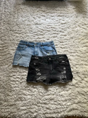Två par  jeansshorts - Säljer två par snygga jeansshorts, ett par i ljusblå och ett par i svarta/gråa, från SHEIN. 