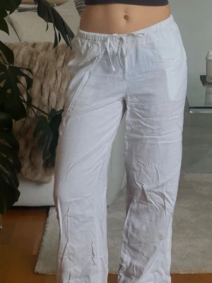 linnebyxor  - vita linnebyxor från Bikbok i midwaist. Köpta förra sommaren och använda ca 2 gånger så fortfarande i nyskick. Tyvärr väldigt skrynkliga på bilderna🙈