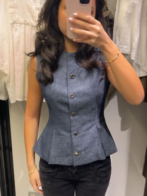 Söt topp - Säljer denna söta festtopp från Zara! Den är endast använd ett fåtal gånger och är i princip i nyskick! Den har silverknappar och är i ett mjukt material. Passar mig som vanligtvis bär storlek S i toppar, men toppen är i strl XS och är något stor i storleken. hör av dig vid frågor eller funderingar!