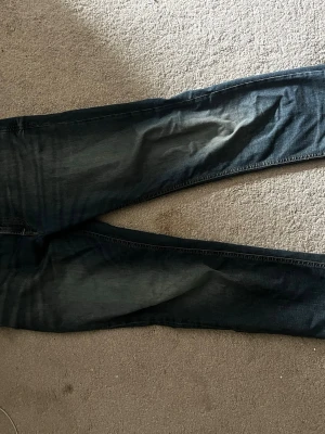 Mörkblå Jeans - Säljer nu ett par snygga jeans från Jack and Jones. De är passformen Regular Clark, 31/34. Bara höra av er i dm vid ev frågor eller funderingar!