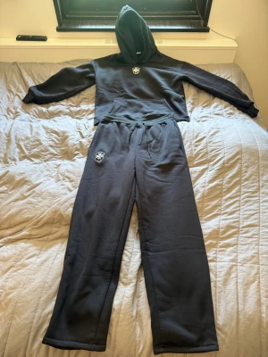 Brazil Tracksuit Set - Riktigt snyggt set, storlek M men sitter som S. Köp den om du vill se ut som Marlon under kommande sommarkvällar. Nice passform och byxorna går över skorna bra. Tveka inte att skriva för fler bilder/Felkann