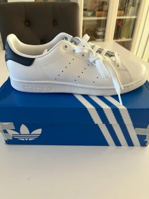 Helt nya Adidas Stan Smith skor - Helt nya Adidas Stan Smith sneakers. Köpta från JD. Funkar för både kvinnor och män. Storlek 42. Priset går att diskuteras💕
