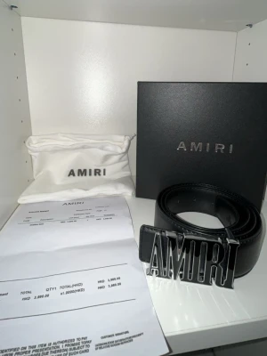 Svart skärp från Amiri med logga - Snyggt svart skärp från Amiri med stor silvrig logotyp-spänne framtill. Skärpet är gjort i skinn och har en stilren, klassisk design som passar till många outfits. Kommer med originalförpackning och dustbag.