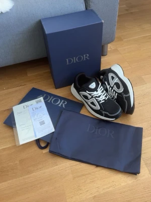 Dior B30 - Säljer ett par svarta Dior B30 sneakers. Helt nya, jätte fina att ha på sig skorna ger dig en lyxig look. Allt i bilden ingår pris kan diskuteras!