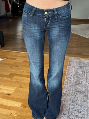 Lågmidjade bootcut jeans - Snygga lågmidjade bottcut jeans från weekday säljs då dem ej kommer til användning